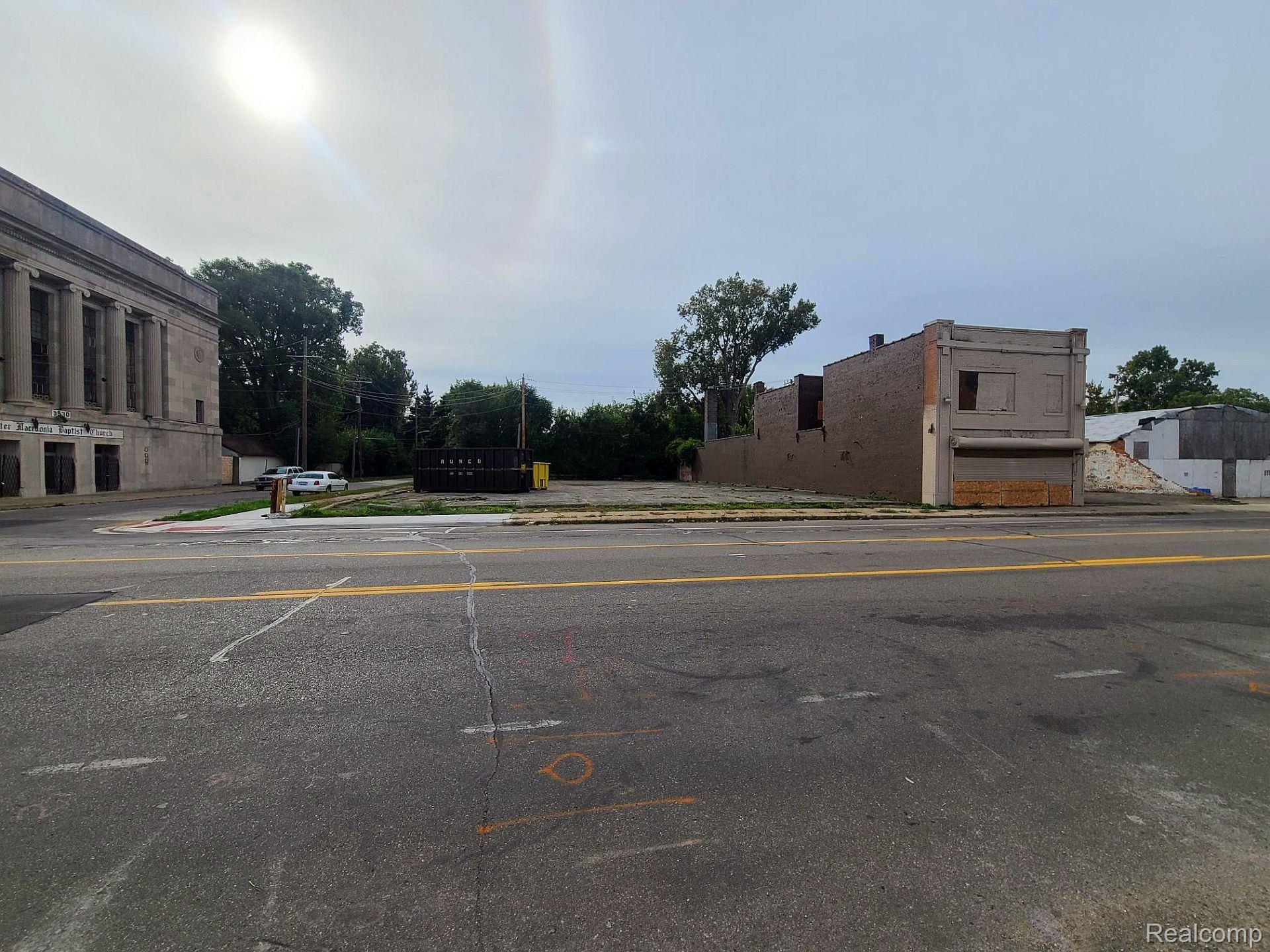 8200 MACK Avenue