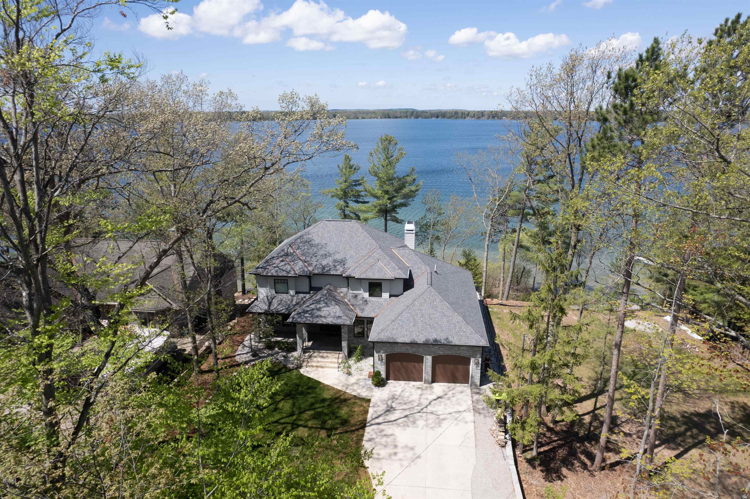 5568 Lakeview Drive