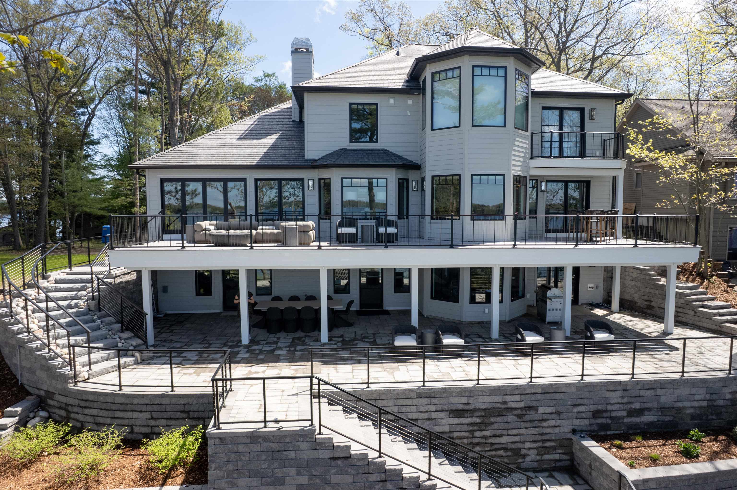 5568 Lakeview Drive