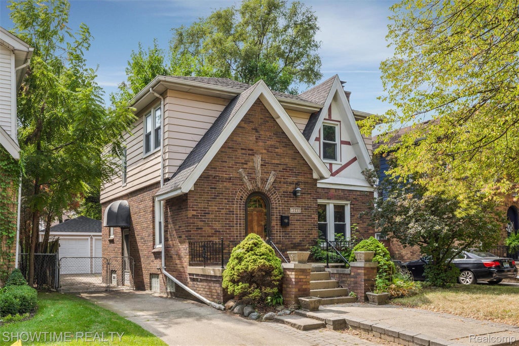 Photo of 2410 Yale Avenue, Royal Oak City, MI 48067 (MLS # 20261071719)
