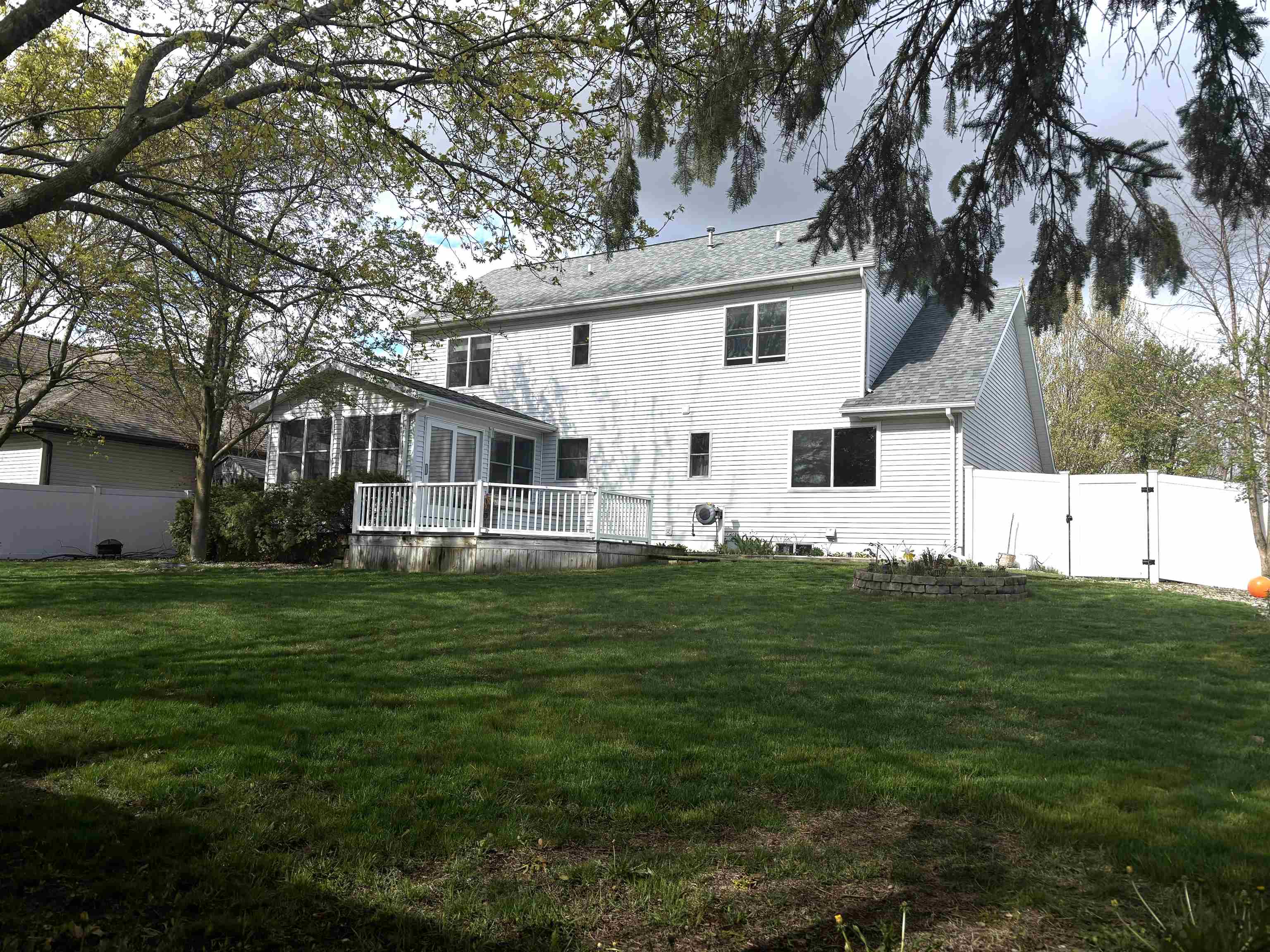 512 W Grand