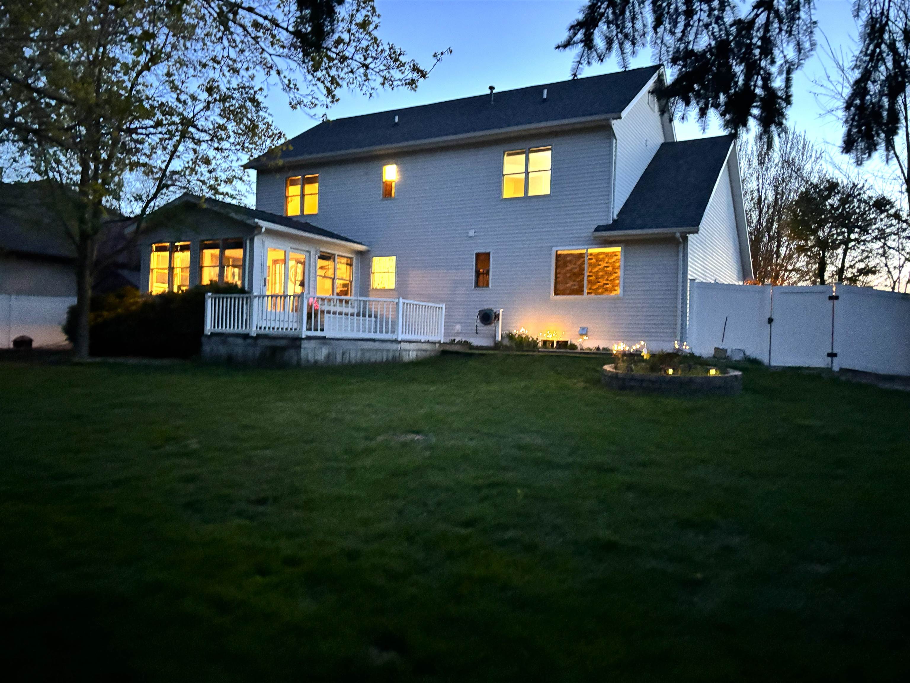 512 W Grand