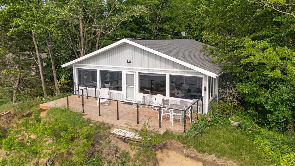 1140 Edgewater Terrace