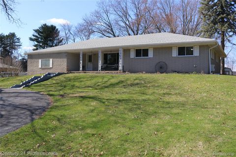 Photo of 650 Longford Drive, Rochester Hills City, MI 48309 (MLS # 20261020528)