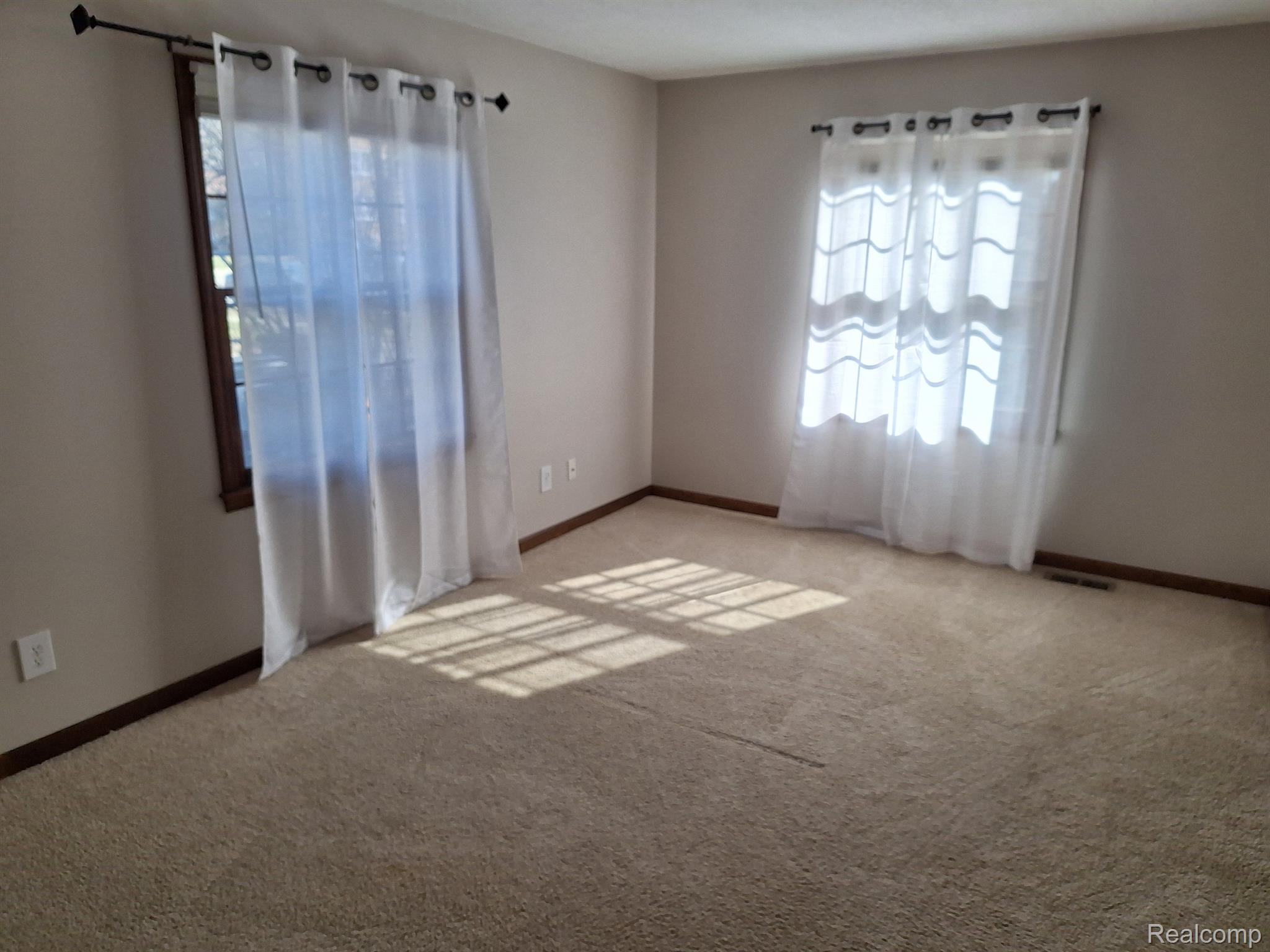 610 W 4th Street, Royal Oak, MI 48067 — MLS #20261042913 — photo 16 of 21
