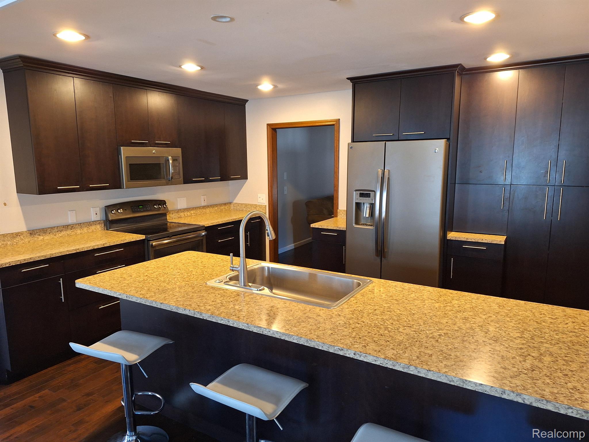 610 W 4TH Street
