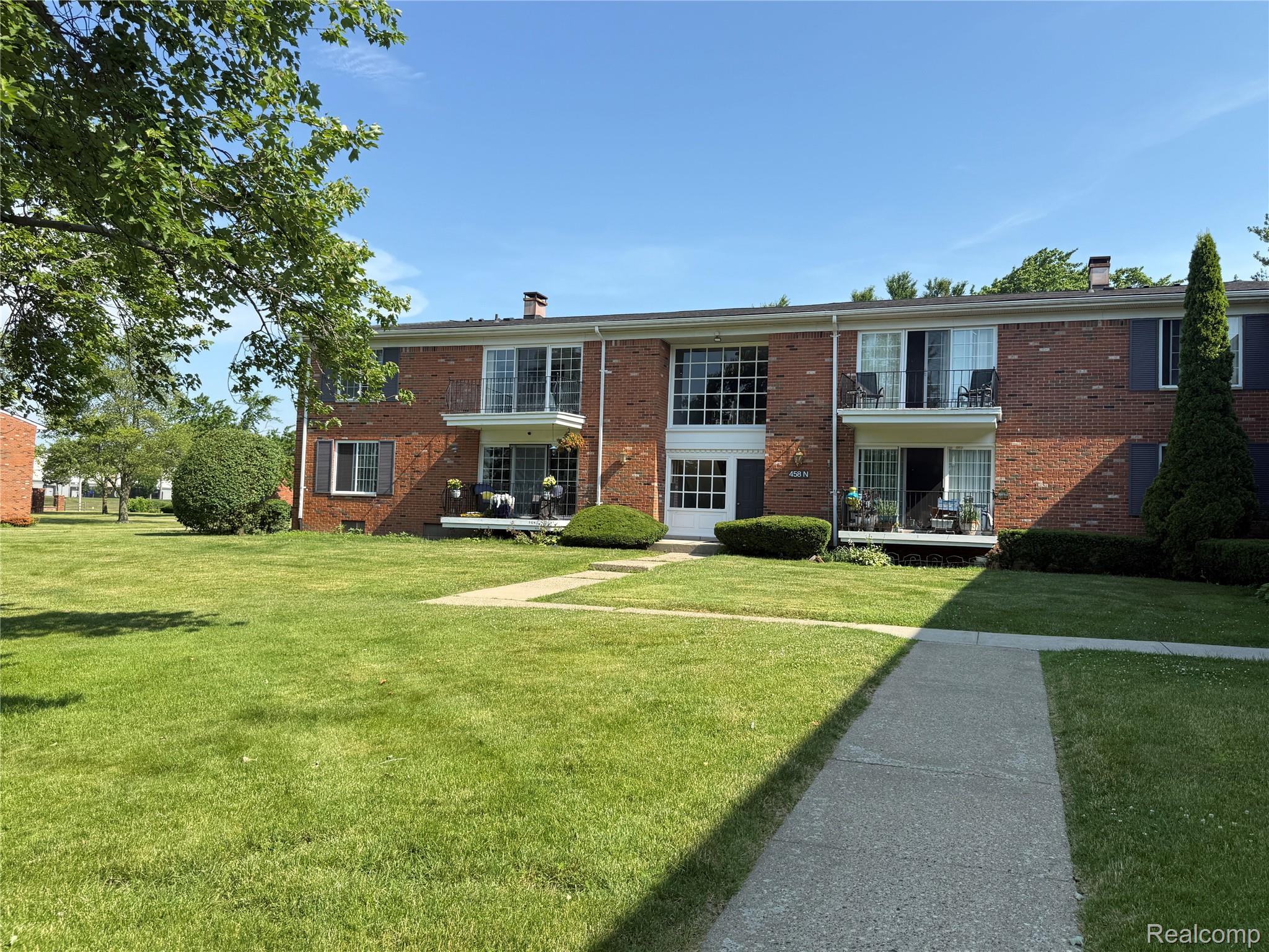458 Fox Hills Drive N 8
