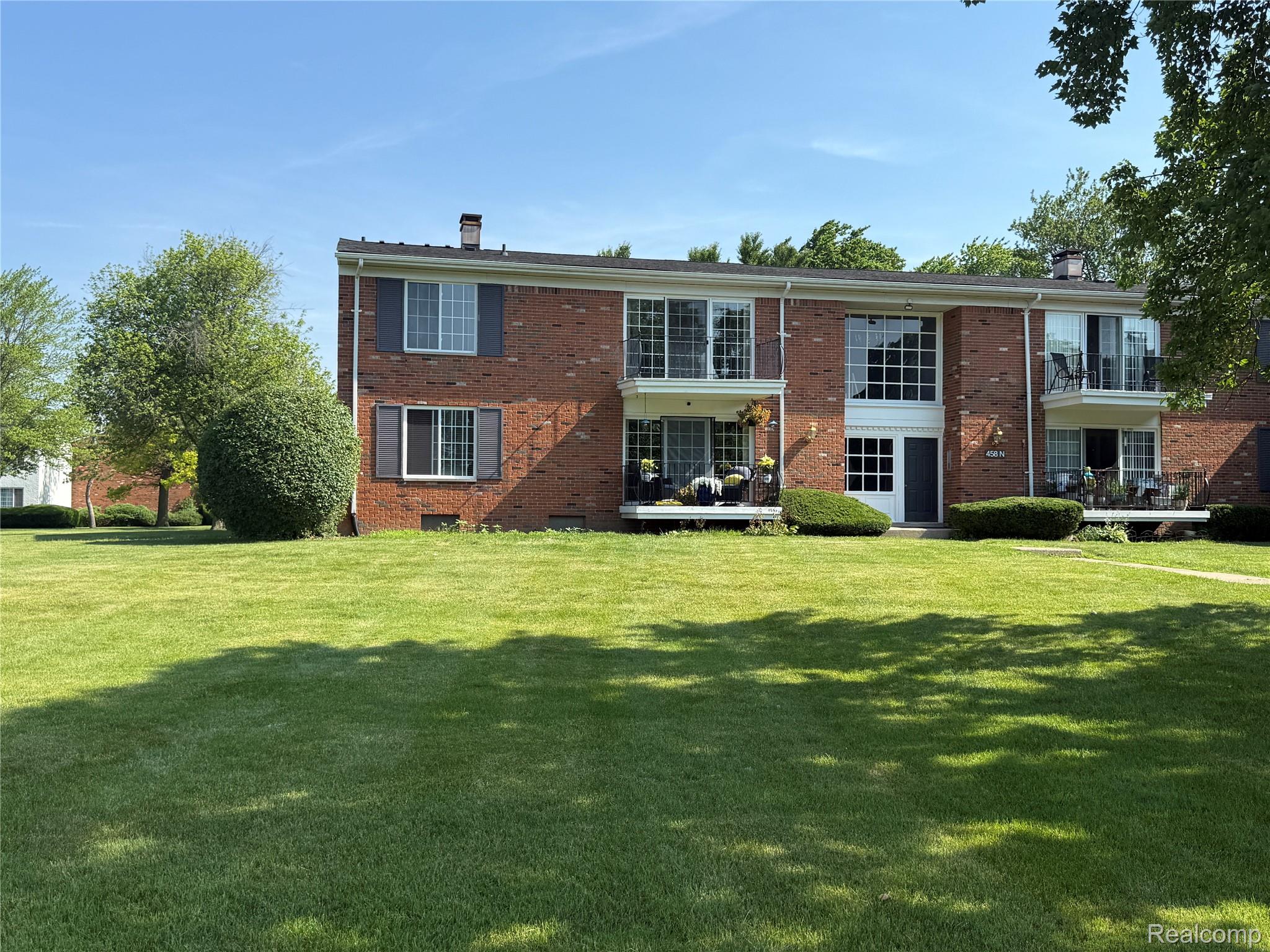 458 Fox Hills Drive N 8
