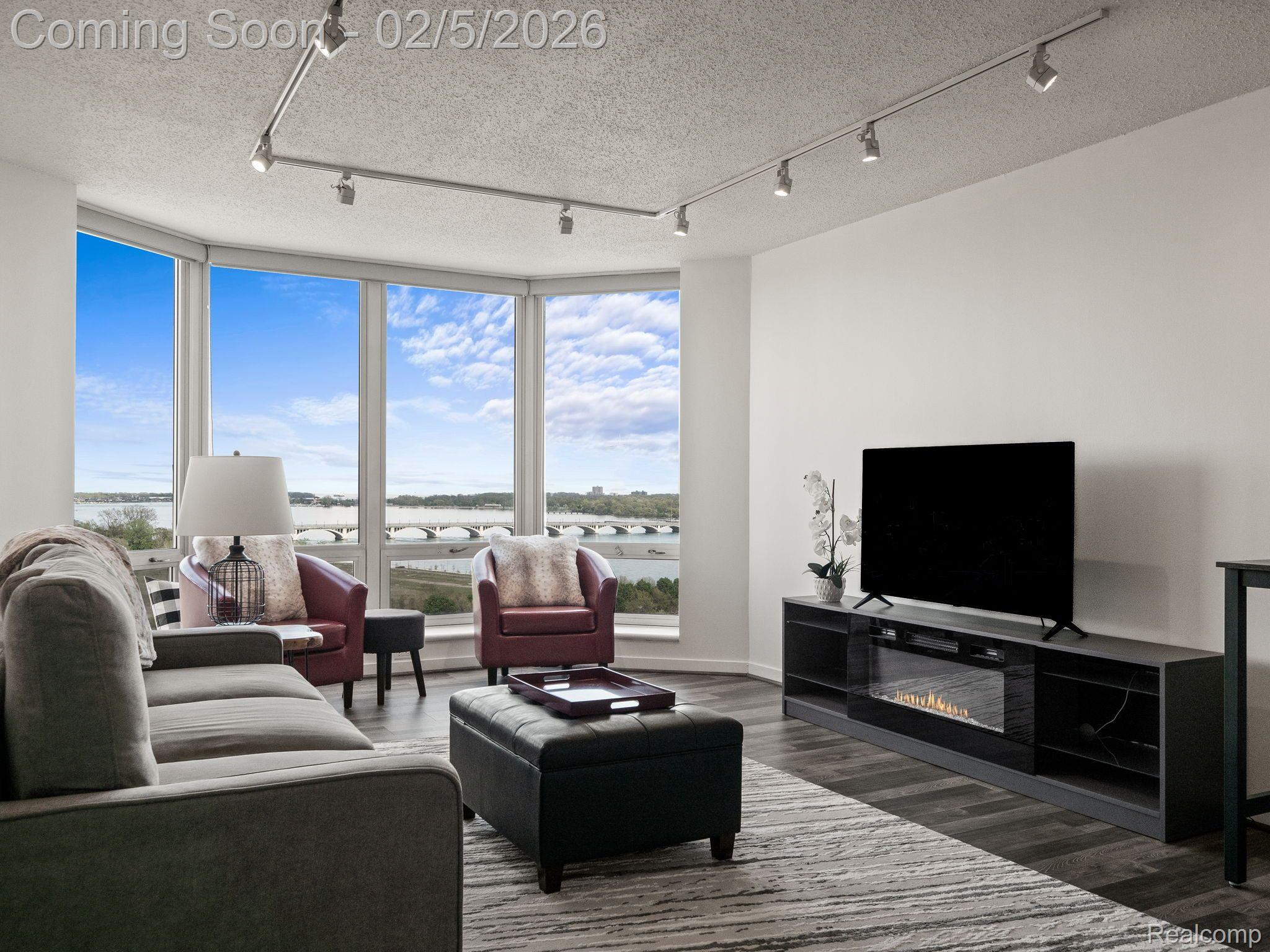 250 E HARBORTOWN Drive 1405