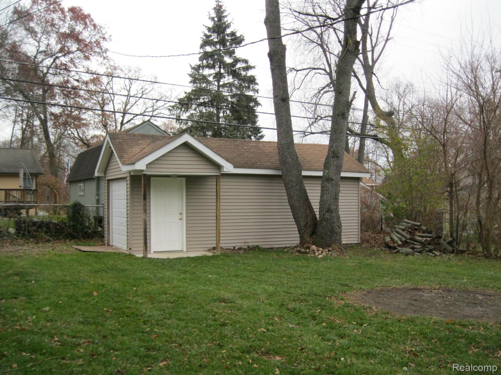 4916 Hillock Hillock