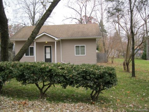 4916 Hillock Hillock Highland Charter Township MI 48356