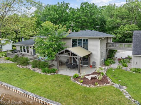 5370 Edgelake Drive Hamburg Township MI 48169