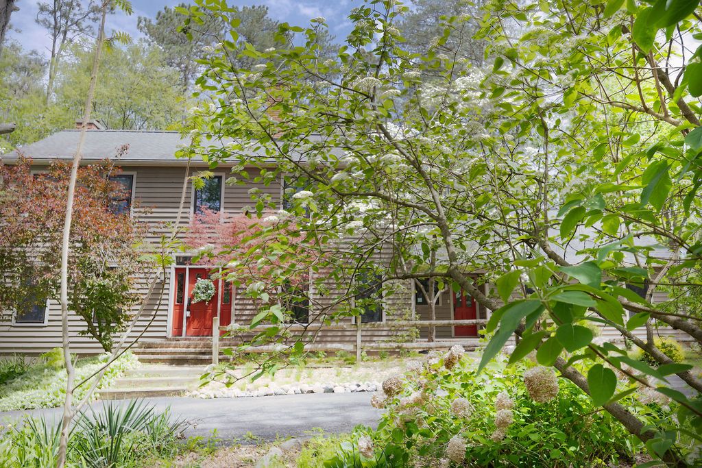 1827 HIGH HOLLOW Drive