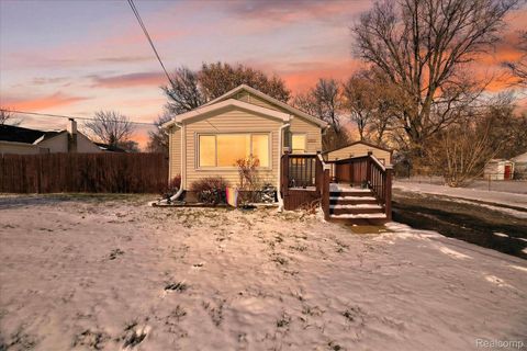 2371 E Parkwood Avenue Burton City MI 48529