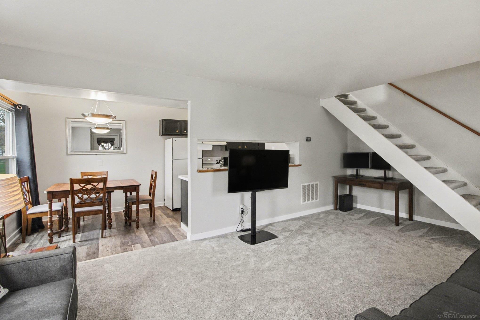 2914 Meadowbrook Ct Court