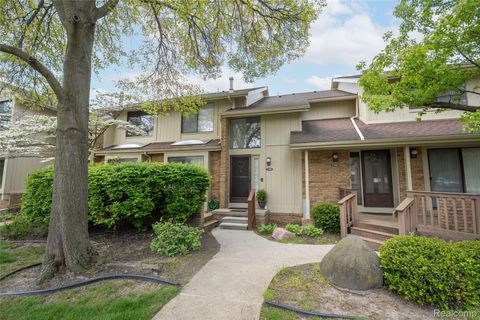 5590 Hillcrest Circle W West Bloomfield Charter Township MI 48322