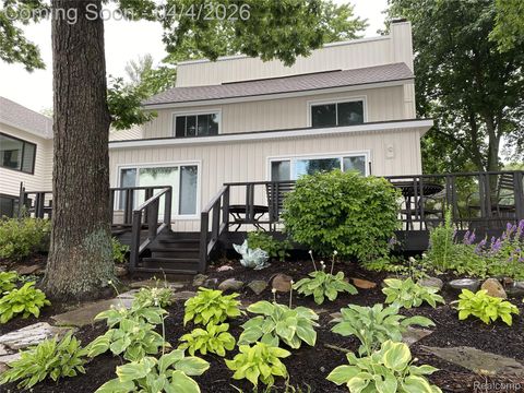 9666 Zukey Drive Hamburg Township MI 48169