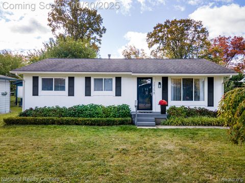 2825 Wall Street Keego Harbor City MI 48320