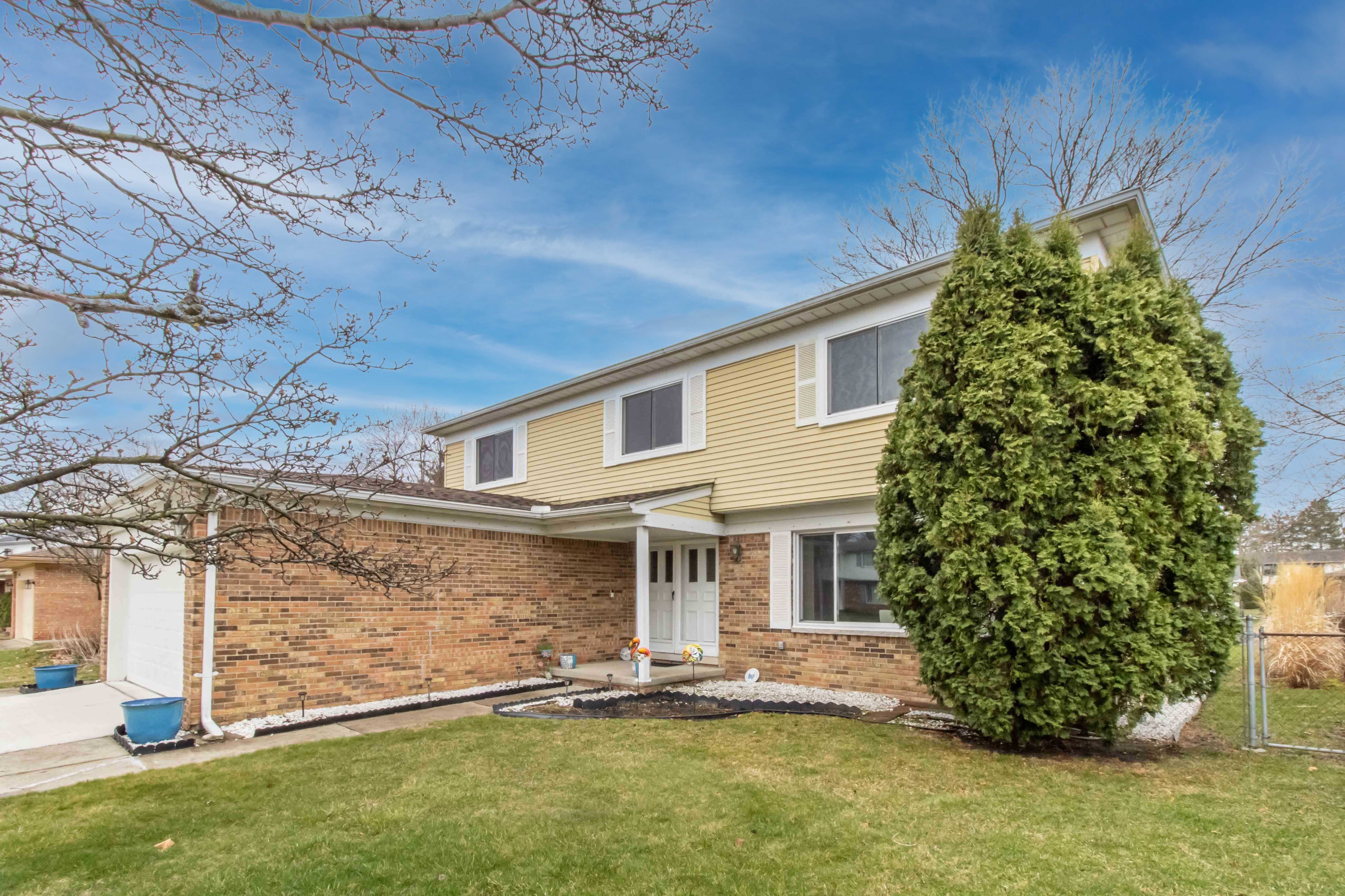 1686 Crestline Dr