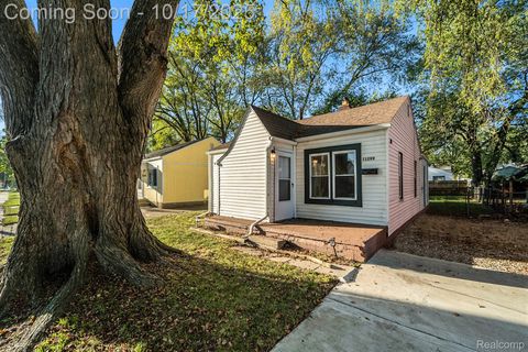 11299 Chalmers Avenue Warren City MI 48089