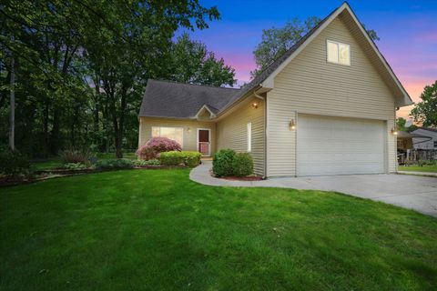 Photo of 4387 Sunburst Avenue, Waterford Charter Township, MI 48329 (MLS # 81026025551)