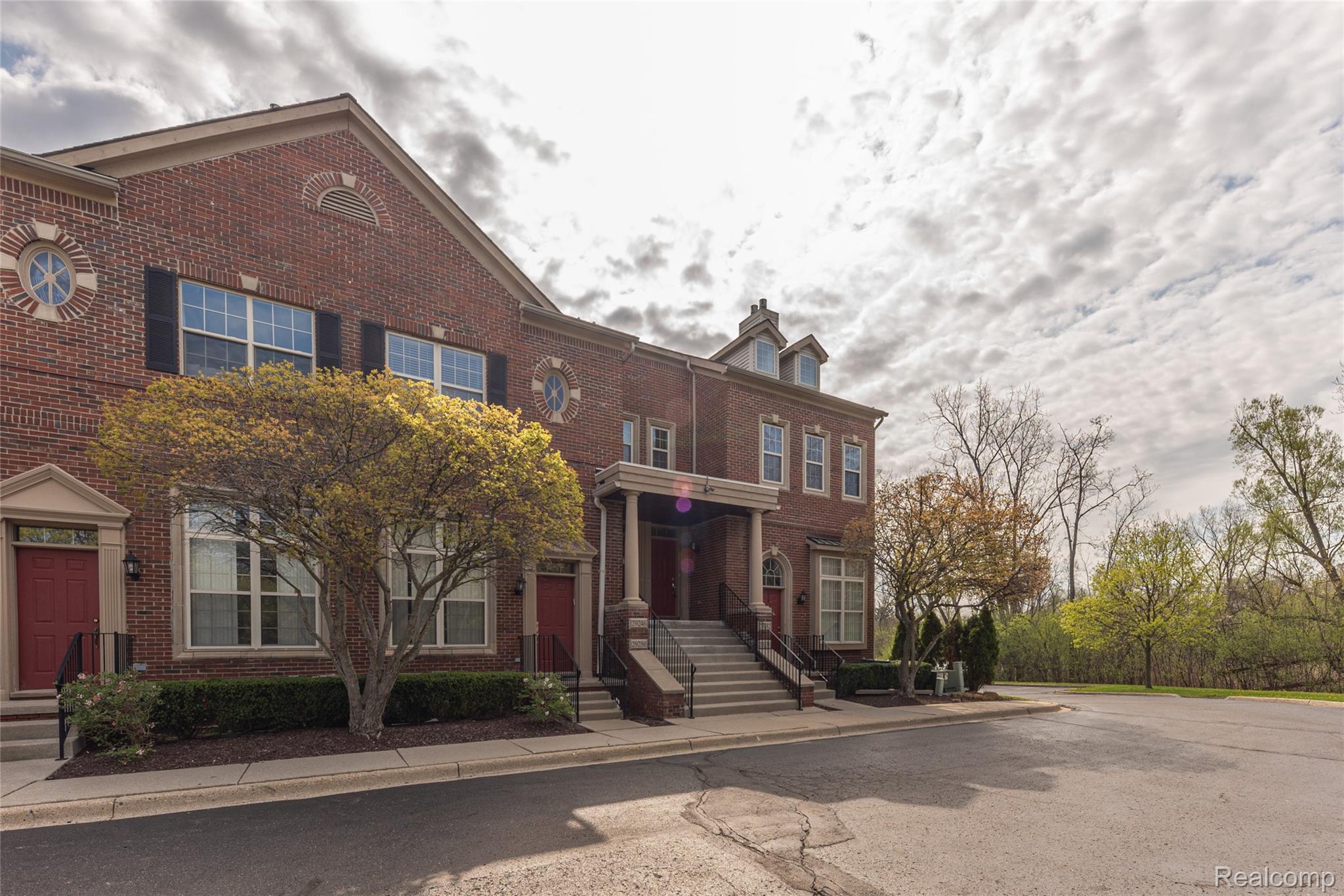29242 W Glen Oaks