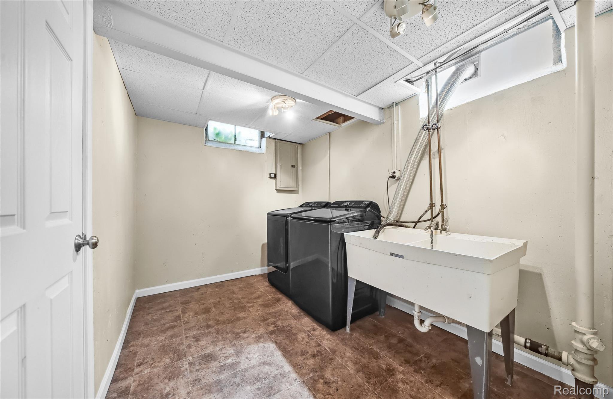 Troy City, Michigan 48084, United States, 4 Bedrooms Bedrooms, ,2 BathroomsBathrooms,Residential,Pending,141957