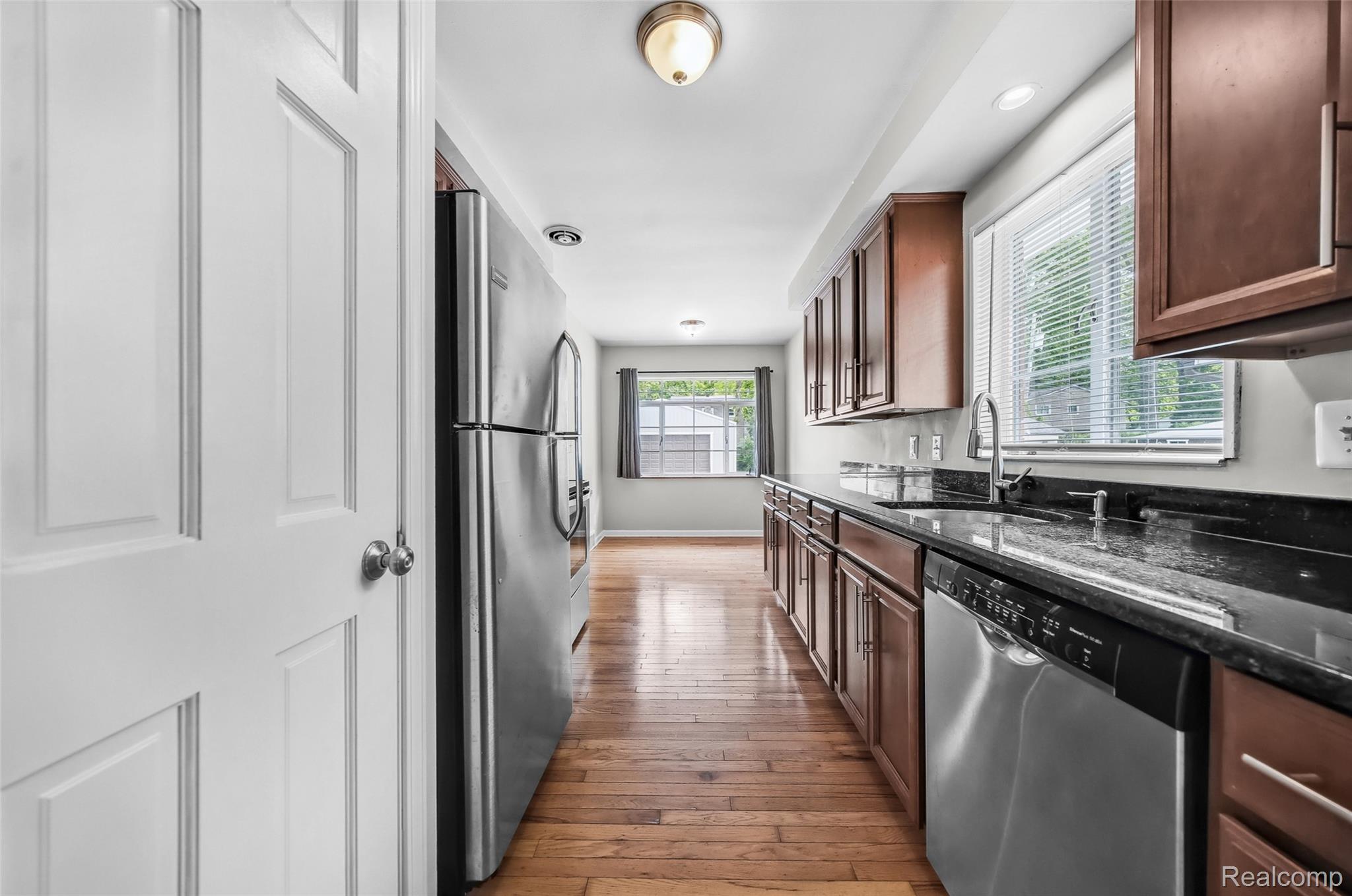 Troy City, Michigan 48084, United States, 4 Bedrooms Bedrooms, ,2 BathroomsBathrooms,Residential,Pending,141957