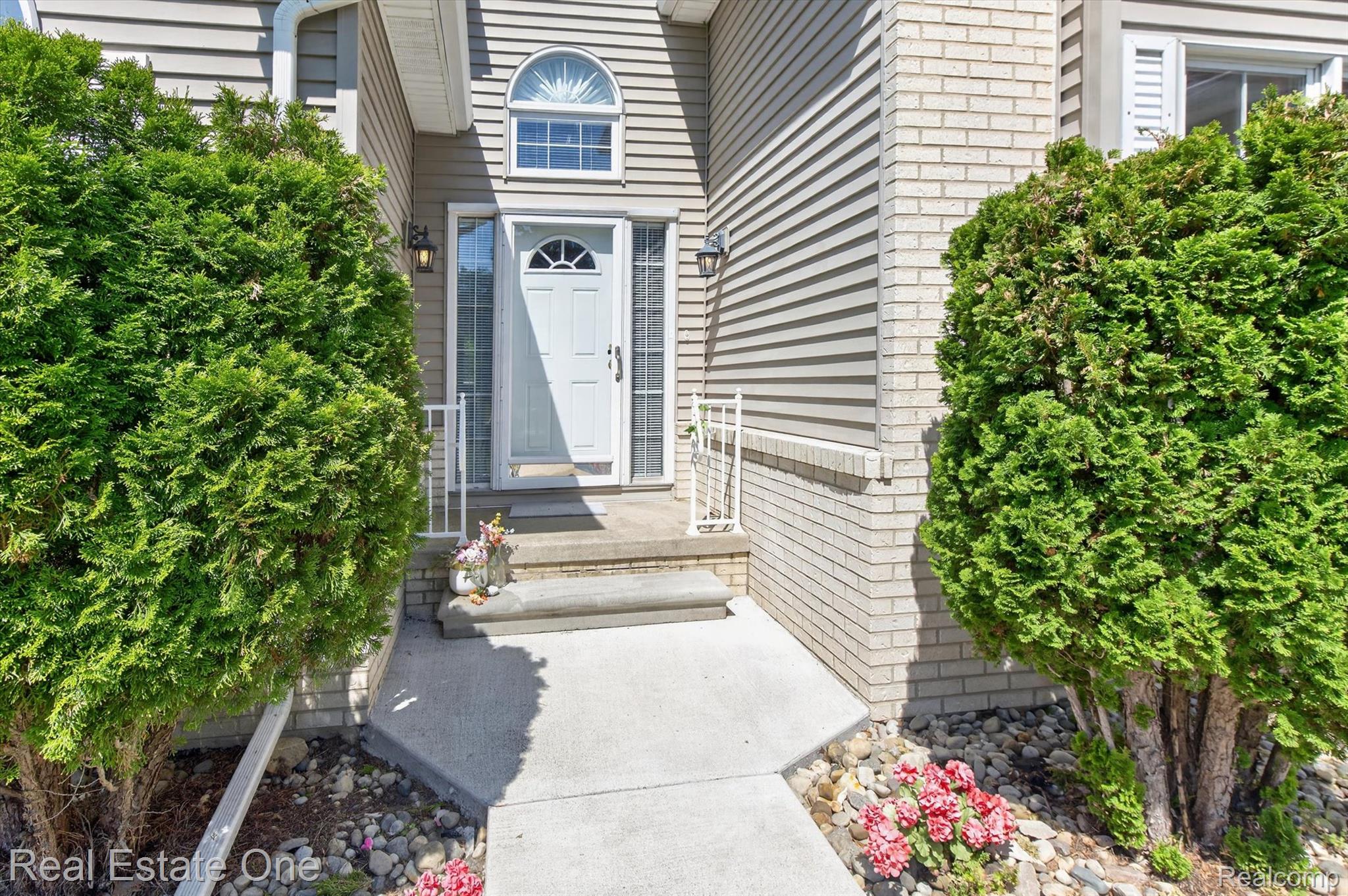 5128 Queensway