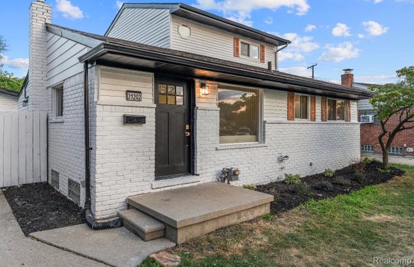 31202 SUMMER LN E, FRASER, MI 48026 - Image e01409feeb1b76a51086f2939a0b0c8d/2540316657
