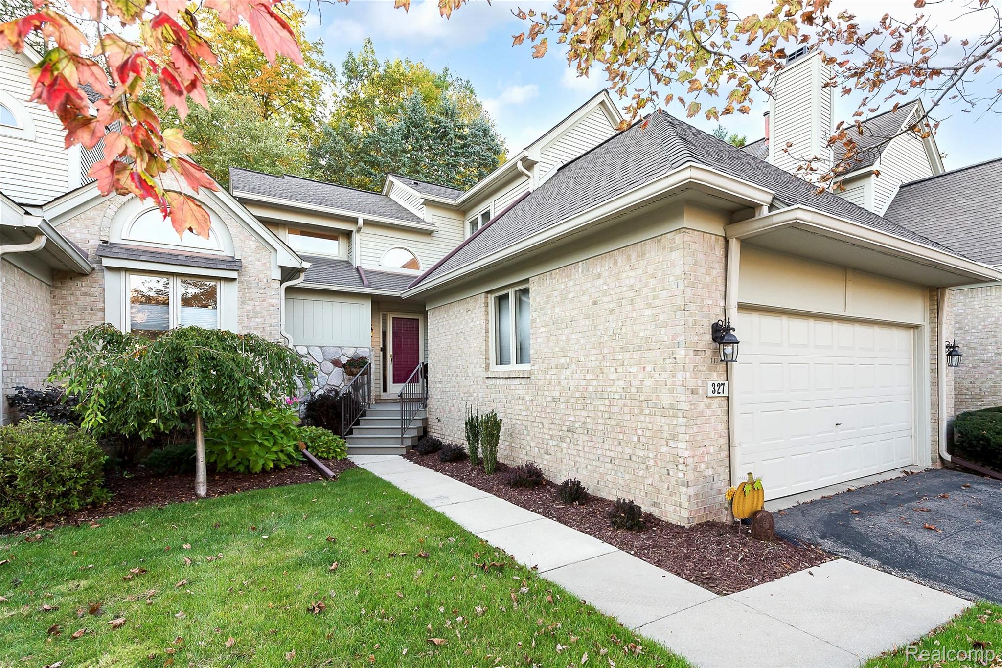 327 Saint Lawrence Boulevard