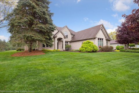 921 GLENEAGLES Highland Charter Township MI 48357