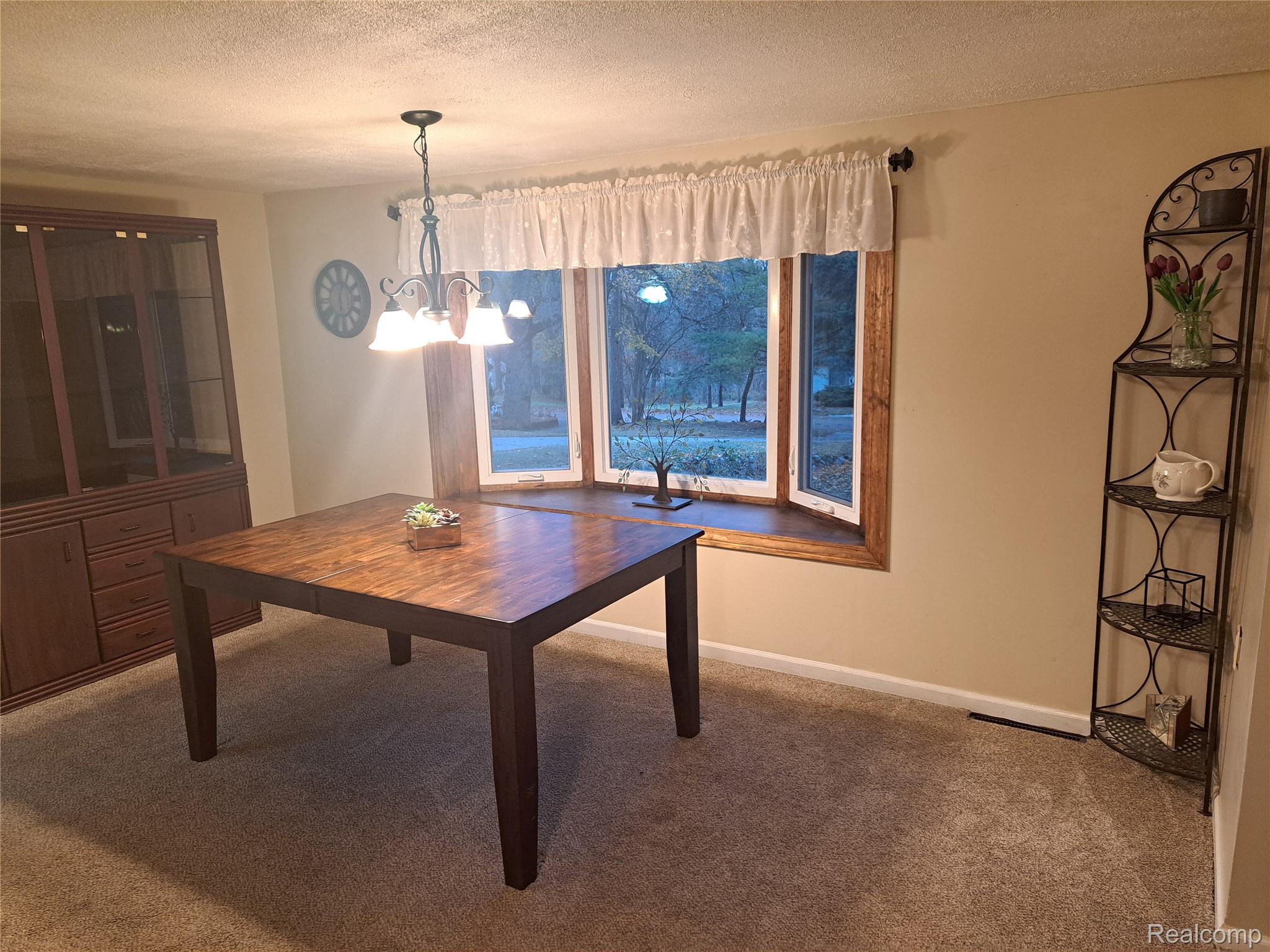 1911 NE Kinmount Drive E