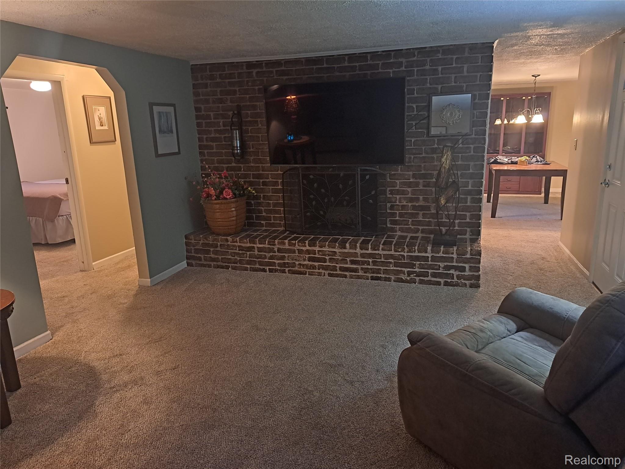 1911 NE Kinmount Drive E