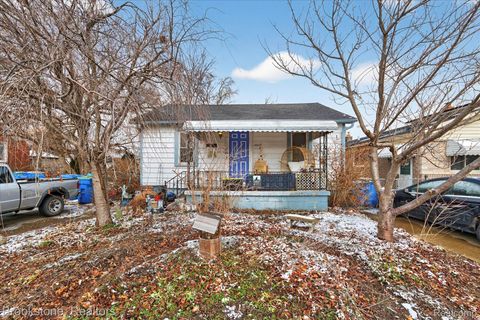 6027 Peck Avenue Warren City MI 48092