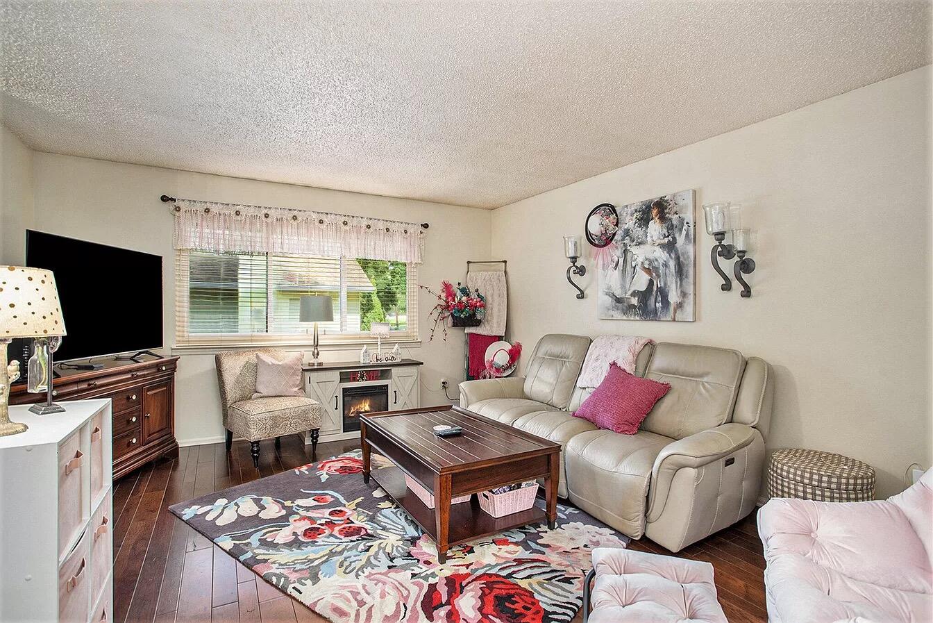 641 Eiffel Drive