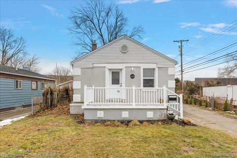 2435 Sunnyknoll Avenue Berkley City MI 48072