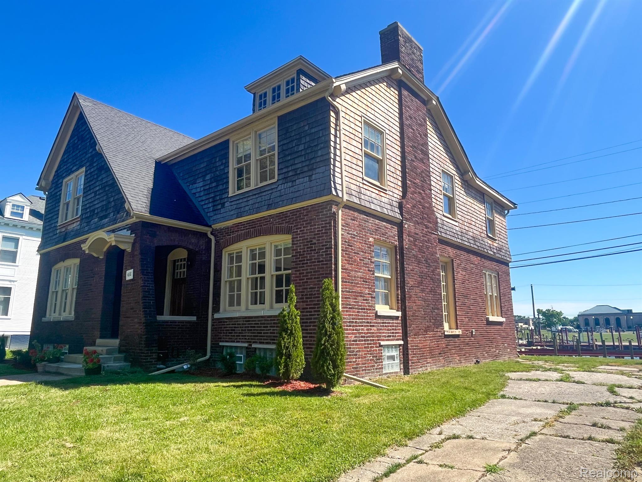 488 PARKVIEW Drive