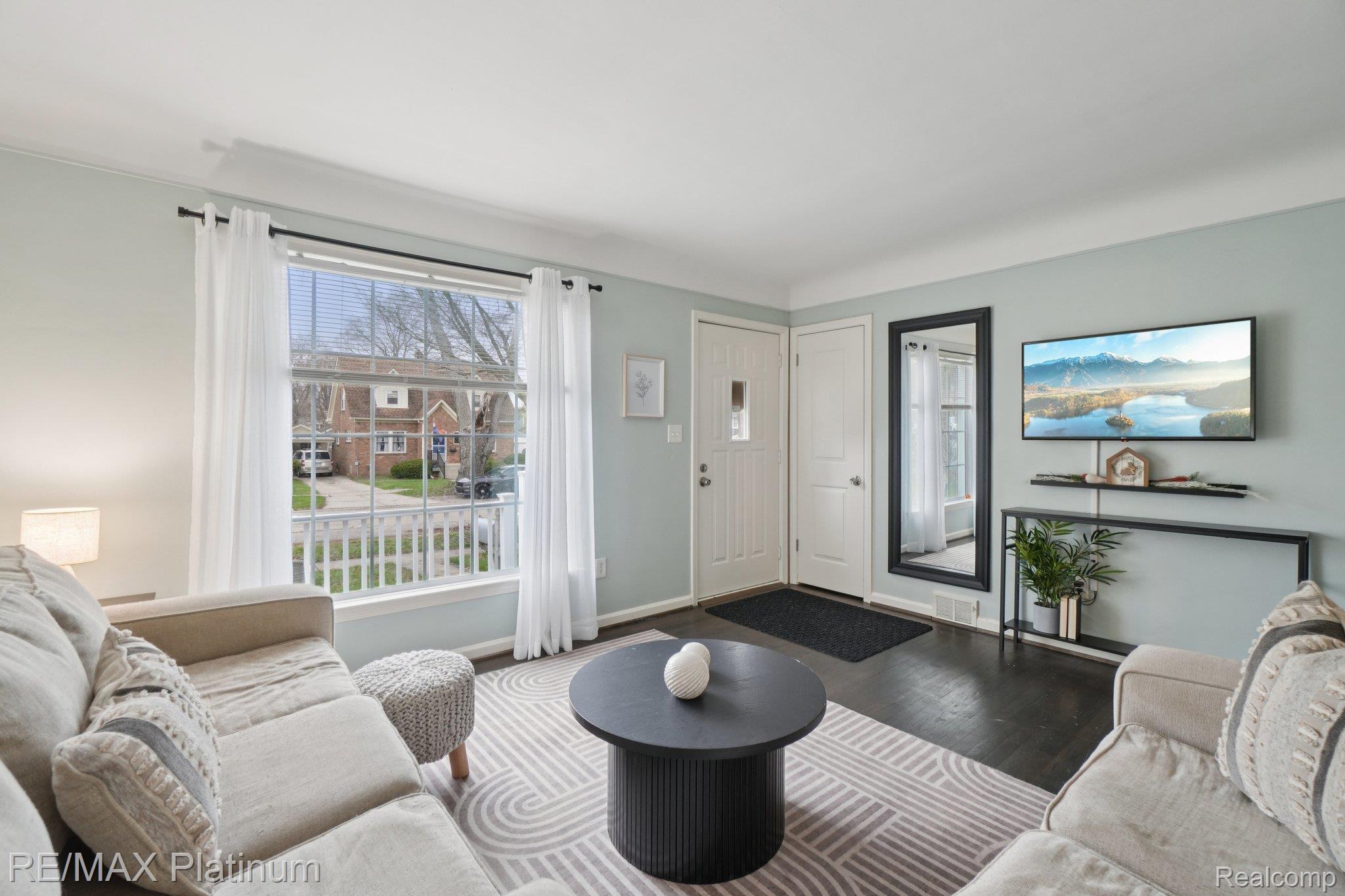 521 W Crane Street