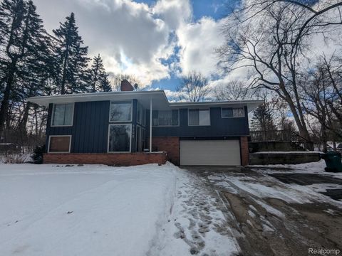 Photo of 5155 Greenview Dr, Village Of Clarkston City, MI 48348 (MLS # 20261016363)