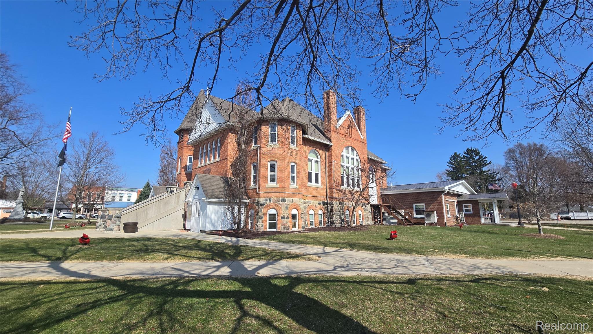 122 S Clinton Street