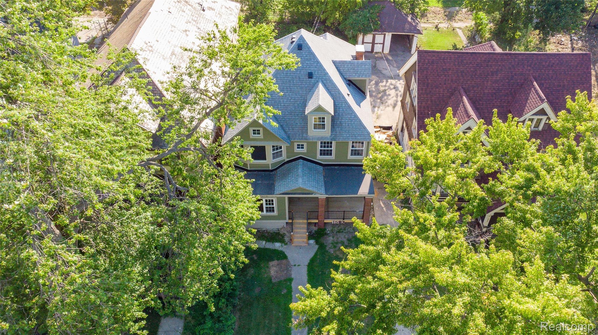 1583 Cadillac Boulevard