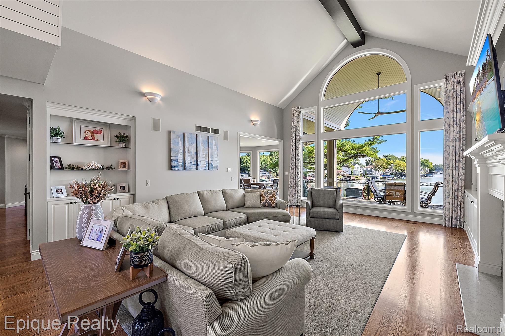 565 Shady Oaks Street