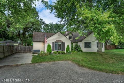 Photo of 2460 Emmons Avenue, Rochester Hills City, MI 48307 (MLS # 20251027810)