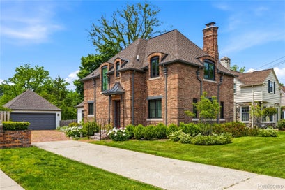 250 Pleasant Street Birmingham City MI 48009