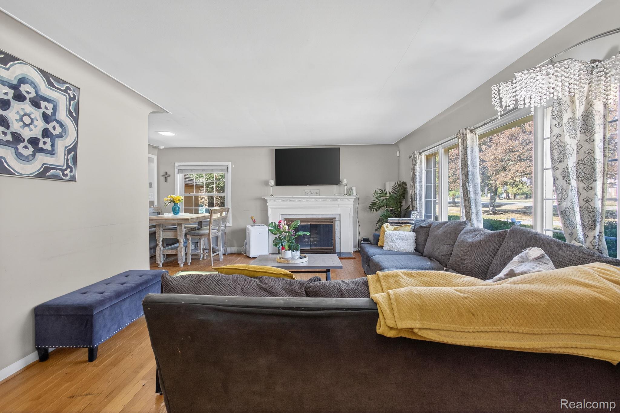 28025 Sunset Boulevard W