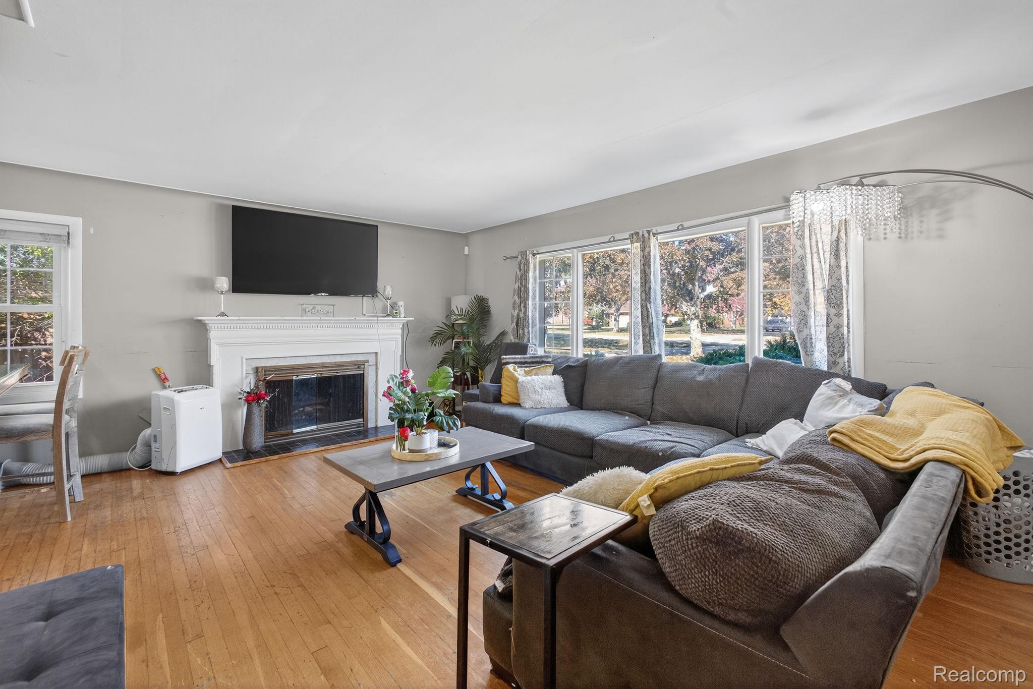 28025 Sunset Boulevard W