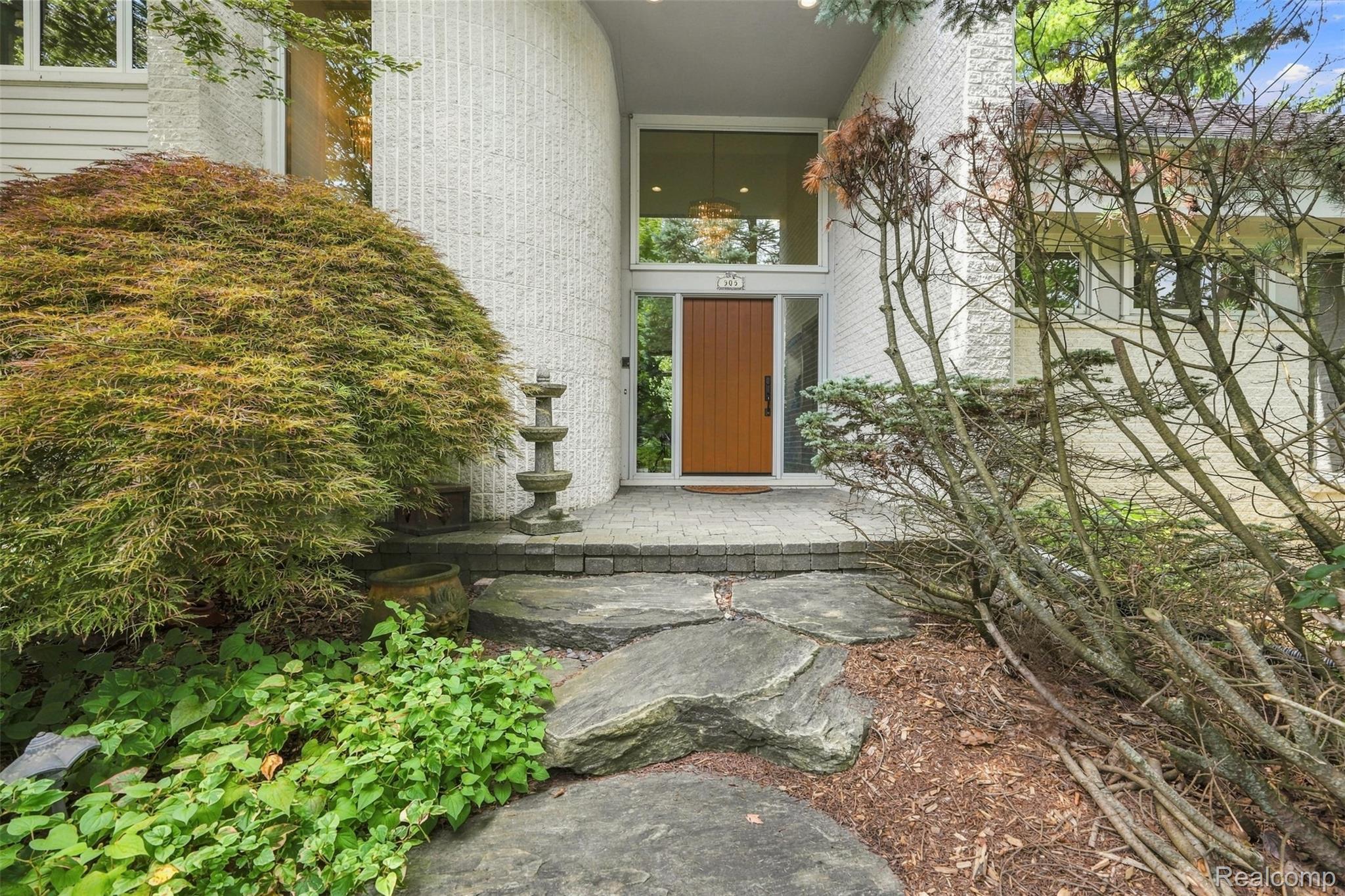 305 Wilshire Drive