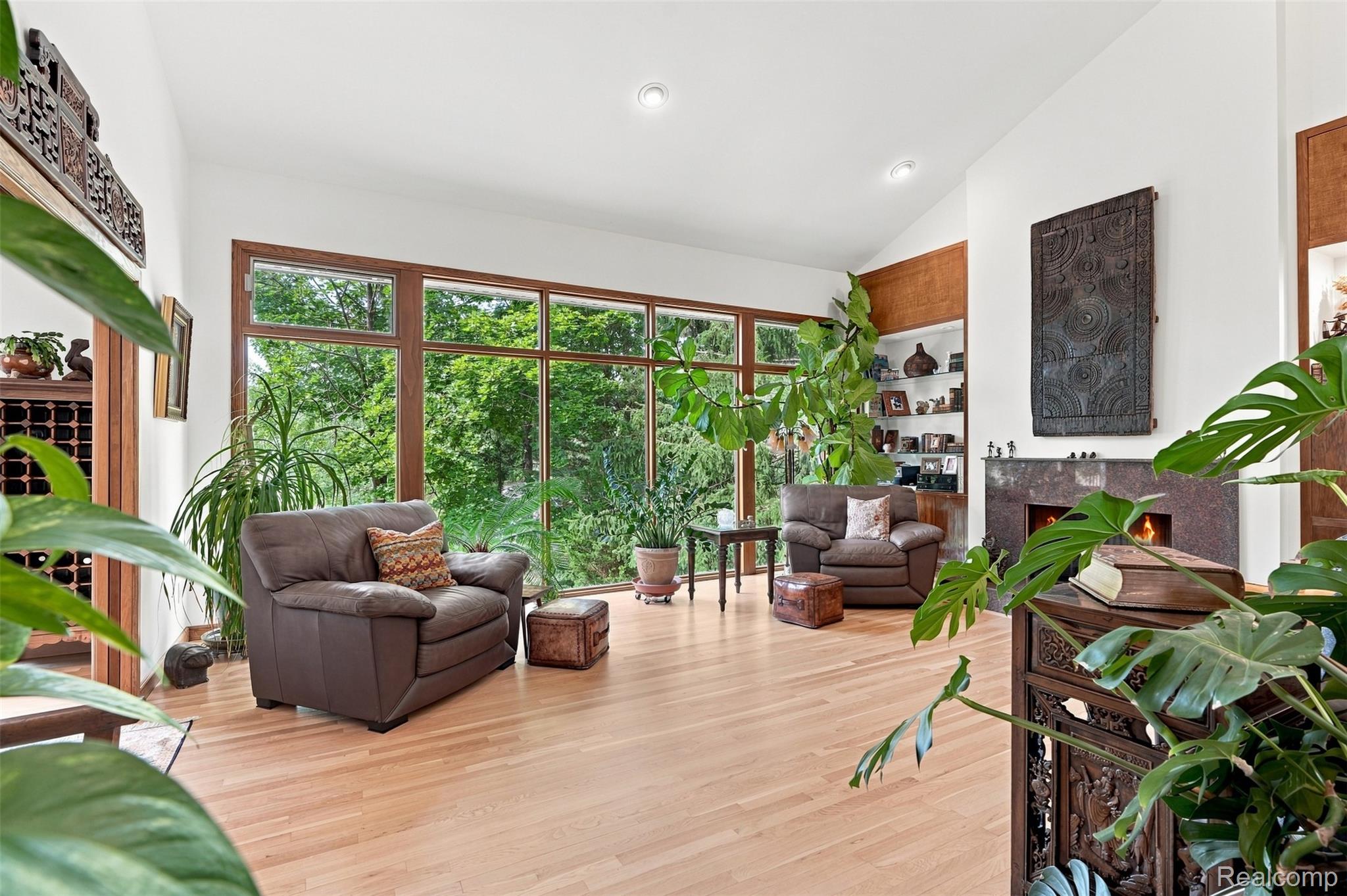 305 Wilshire Drive