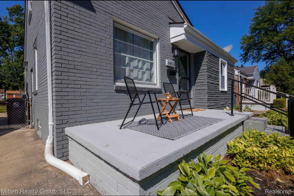 3011 N Alexander Avenue